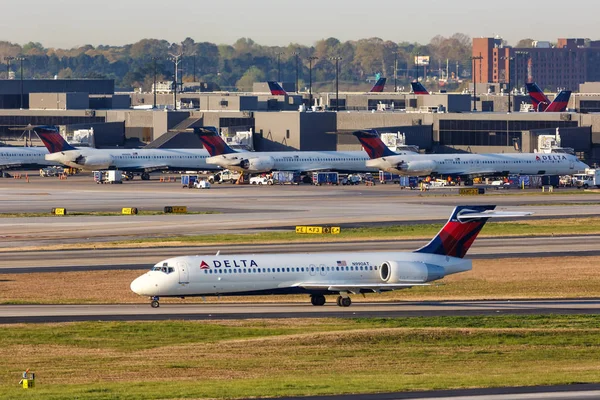 Delta Air Lines Boeing 717-200 αεροπλάνο Ατλάντα αεροδρόμιο — Φωτογραφία Αρχείου