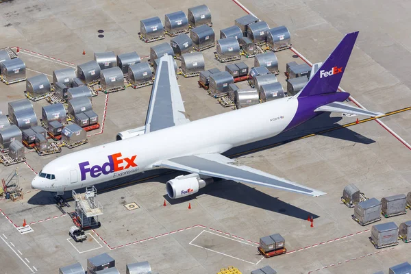 Avión FedEx Express Boeing 767-300F aeropuerto de Los Ángeles. — Foto de Stock