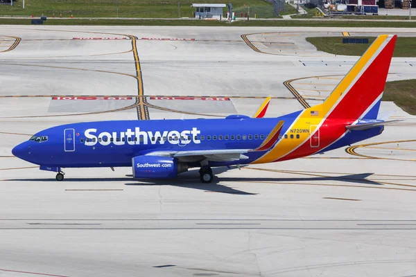 Southwest Airlines Boeing 737-700 airplane Fort Lauderdale airpo — Stock Photo, Image