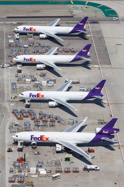 Aviones FedEx Express con vista aérea al aeropuerto de Los Ángeles. — Foto de Stock