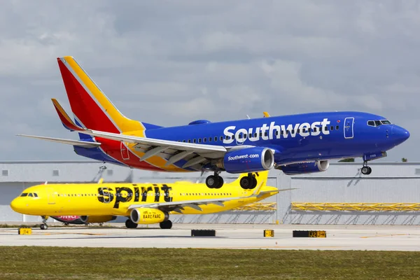 Southwest Airlines Boeing 737-700 airplane Fort Lauderdale airpo — Stock Photo, Image