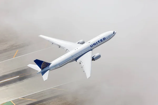 United Airlines Boeing 777-200 airplane Los Angeles airport aeri — Stock Photo, Image