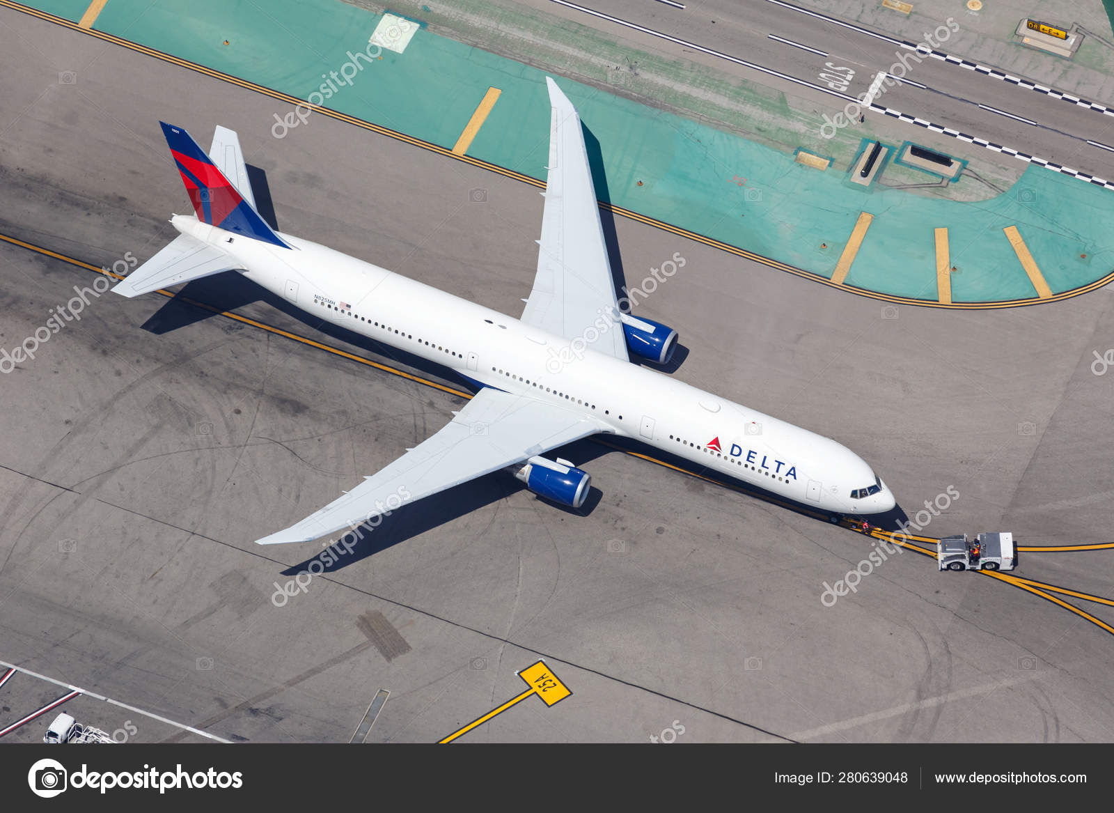 Самолет Boeing 767-400ER Авиакомпании Delta Air Lines В Аэропорту.