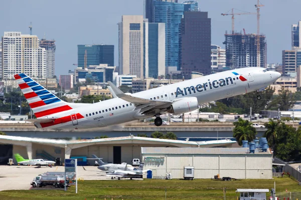 American Airlines Boeing 737-800 airplane Fort Lauderdale airpor — Stock Photo, Image