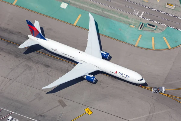 デルタ航空ボーイング767-400ER飛行機ロサンゼルス空港前 — ストック写真