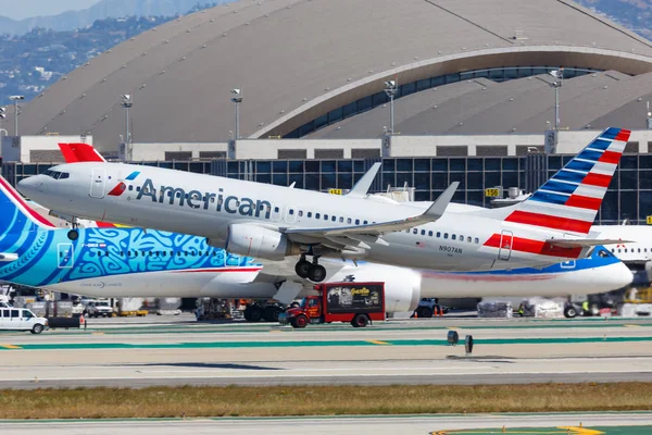 American Airlines Boeing 737-800 airplane Los Angeles airport — Stock Photo, Image