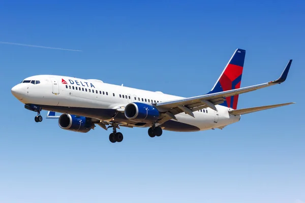 Delta Hava Yolları Boeing 737-800 uçağı — Stok fotoğraf