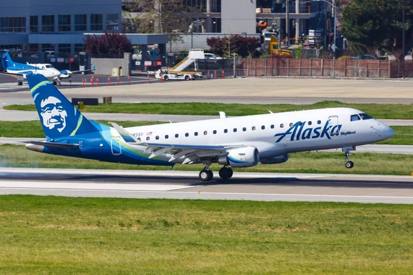 Alaska Airlines Skywest Embraer ERJ 170 airplane San Jose airpor — Stock Photo, Image