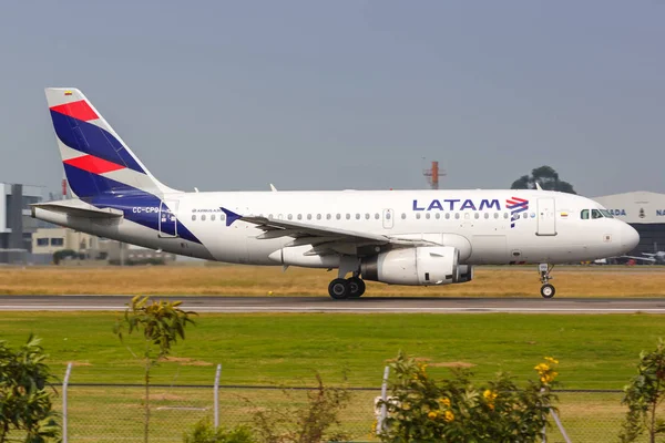 Avião LATAM Airbus A319 Aeroporto de Bogotá — Fotografia de Stock