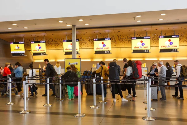 Vivaair check-in pultok Bogota repülőtér — Stock Fotó