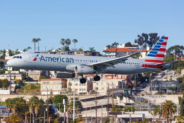 Аэробус A321 авиакомпании American Airlines в аэропорту Сан-Диего — стоковое фото