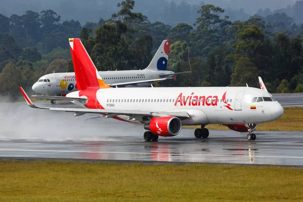 Аэробус A320 авиакомпании Avianca аэропорт Медельин — стоковое фото