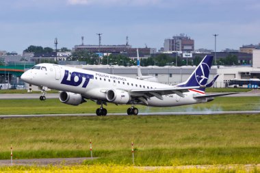 LOT Polskie Linie Lotnicze Embraer 190 Varşova Havaalanı