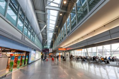Varşova Warszawa Havaalanı Terminali