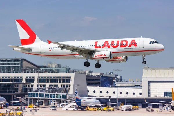 Lauda Airbus A320 Stuttgart Havaalanı — Stok fotoğraf