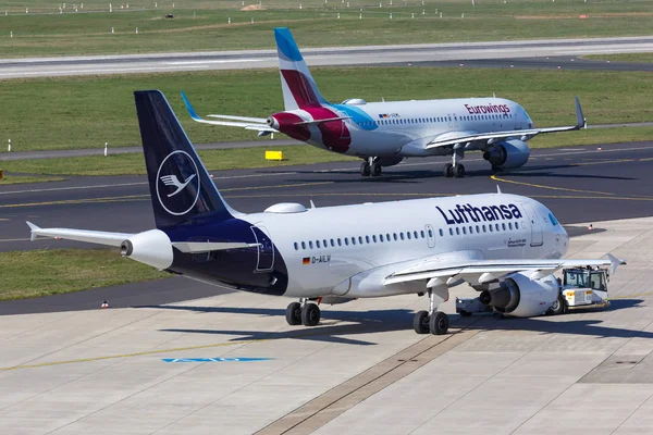 Samoloty Lufthansa i Eurowings Airbus lotnisko w Dusseldorfie — Zdjęcie stockowe