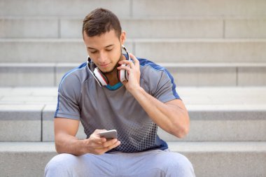 Müzik genç latin adam akıllı telefon dinlemek copyspace c
