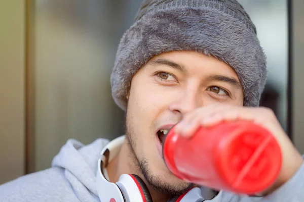 Sport training fitness jonge Latijnse man drinken copyspace kopie — Stockfoto