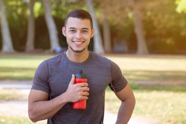 Porträt Läufer lächelnd junger lateinischer Mann läuft Jogging Sport t — Stockfoto