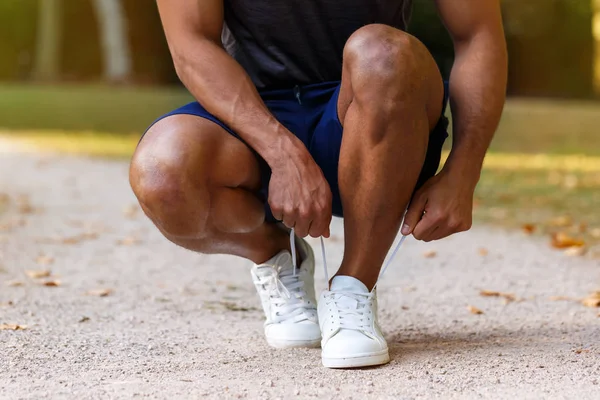 Завязывание кружевные шнурки обувь бегун молодой человек готов начать подготовку — стоковое фото