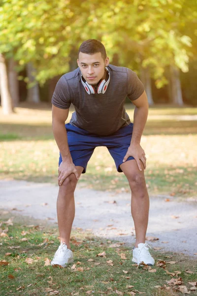 Giovane corridore uomo latino corsa allenamento sportivo fitness pronto sta — Foto Stock