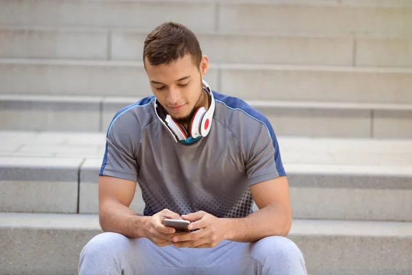 Смартфон сотовый телефон слушает музыку молодой латинский человек слушать — стоковое фото