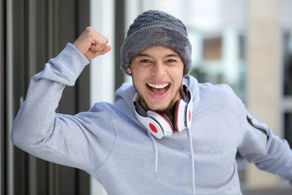 Successo felice giovane uomo latino corridore jogger sport freddo — Foto Stock