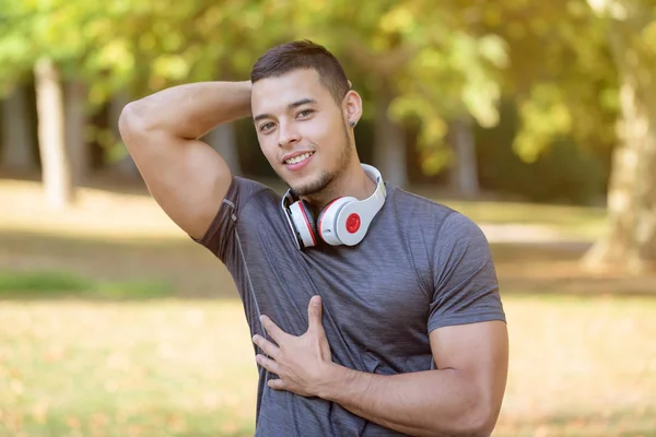 Flexing músculos posando corredor joven latino hombre corriendo jogging sp —  Fotos de Stock