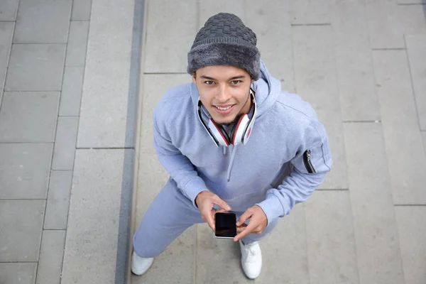 Souriant jeune homme latino coureur entraînement de sports d'hiver d'en haut — Photo