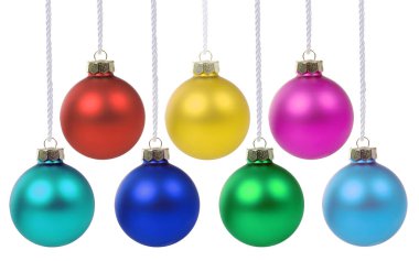 Noel baloları, beyaza izole edilmiş bir şekilde asılı duruyor.