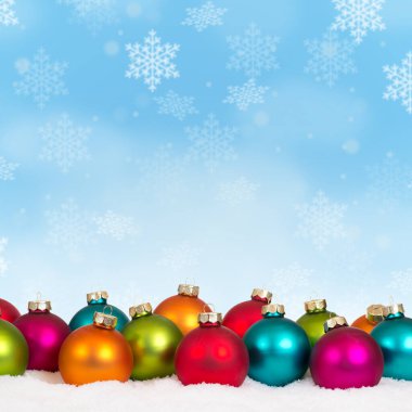 Noel baloları arka plan dekorasyon kartı karlarını süslüyor.