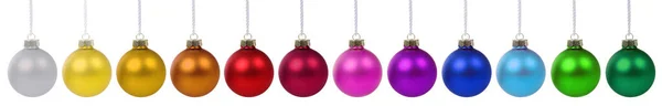 Kolorowe kulki świąteczne bombki baner dekoracji z rzędu izol — Zdjęcie stockowe