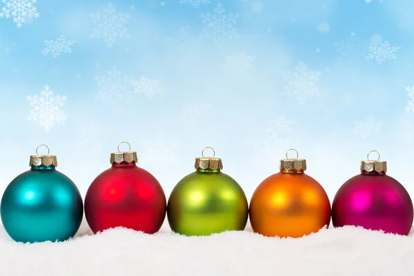 Julbollar grannlåt i rad dekoration kort snöflingor snö — Stockfoto