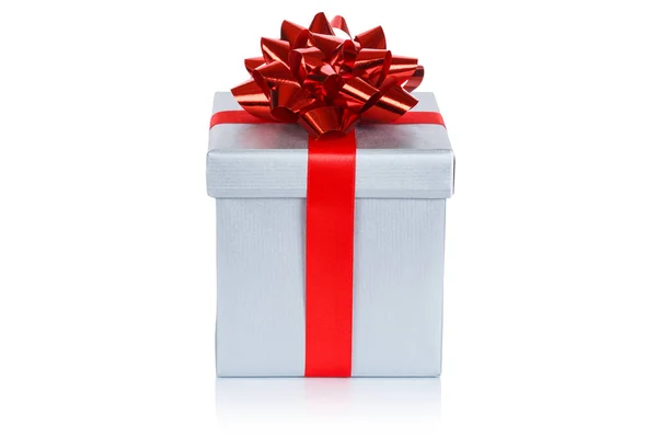 Χριστουγεννιάτικο δώρο δώρο ασημένιο κουτί κορδέλα απομονώνονται σε wh — Φωτογραφία Αρχείου