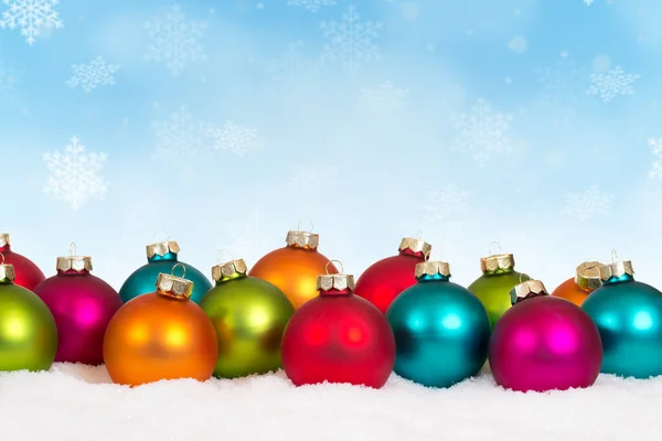 Χριστουγεννιάτικες μπάλες μπιχλιμπίδια φόντο διακόσμηση κάρτα νιφάδες χιονιού sn — Φωτογραφία Αρχείου