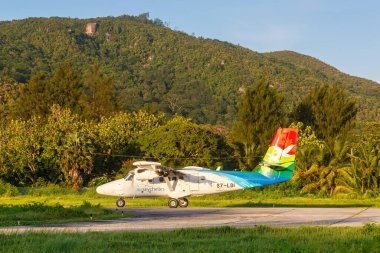 Praslin, Seyşeller 5 Şubat 2020 Seyşeller Havayolları DHC-6-400 Twin Otter uçağı Praslin havaalanında (PRI).