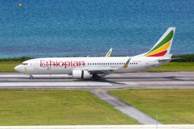 Mahe, Seyşeller 9 Şubat 2020 Etiyopya Boeing 737-800 uçağı Mahe havaalanında (SEZ). Boeing, merkezi Chicago 'da bulunan bir Amerikan uçak üreticisi..