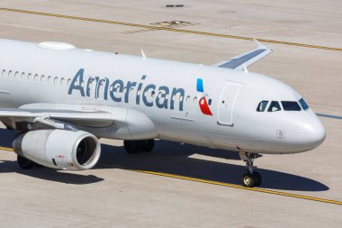 Phoenix, Arizona 8 Nisan 2019 American Airlines Airbus A320 uçağı Phoenix Sky Harbor Havalimanı 'nda (PHX).