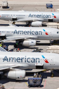 Phoenix, Arizona 8 Nisan 2019 American Airlines Airbus A320 uçakları Phoenix Sky Harbor Havalimanı 'nda (PHX).
