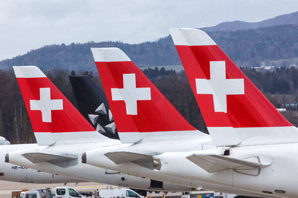 Цюрих, Швейцария 10 февраля 2020 года Самолеты Swiss Air Lines с хвостами в аэропорту Цюриха (ZRH) в Швейцарии
.