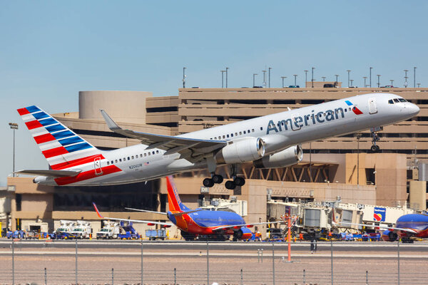 Феникс, Аризона 8 апреля 2019 года Самолет Boeing 757-200 American Airlines в аэропорту Phoenix Sky Harbor (PHX) в Аризоне
.