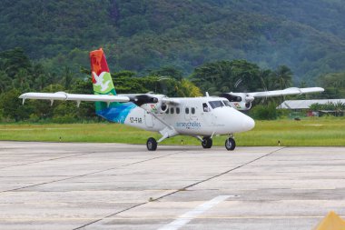 Praslin, Seyşeller 7 Şubat 2020 Seyşeller Havayolları DHC-6-400 Twin Otter uçağı Praslin havaalanında (PRI).