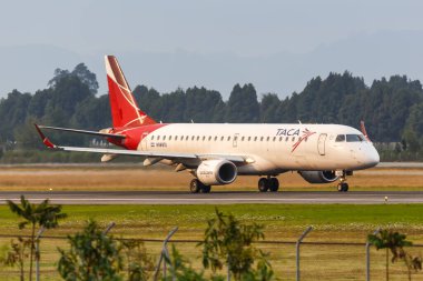 Bogota, Kolombiya 30 Ocak 2019 TACA Embraer 190 uçağı Kolombiya 'daki Bogota havaalanında (BOG).