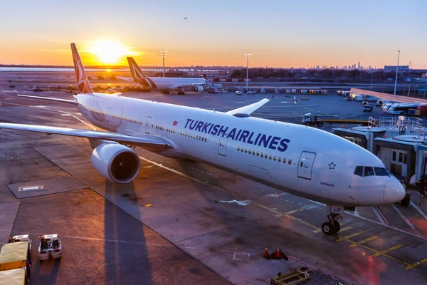 New York City March 2020 Turkish Airlines Boeing 777 300Er — 스톡 사진