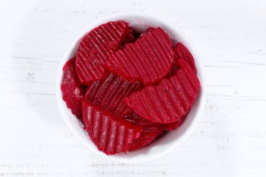 Tahta bir tahtanın üzerinde kasenin üstünden pancar kökü.