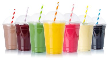 Meyve suyu koleksiyonu meyveli milkshake portakal suyu beyaz arka planda izole edilmiş bardaklarda saman içecekleri.