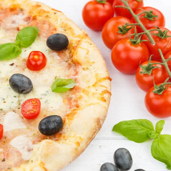 Pizza Margarita Margherita Baking Ingredients Τετράγωνο Τετράγωνο Ξύλινη Σανίδα — Φωτογραφία Αρχείου