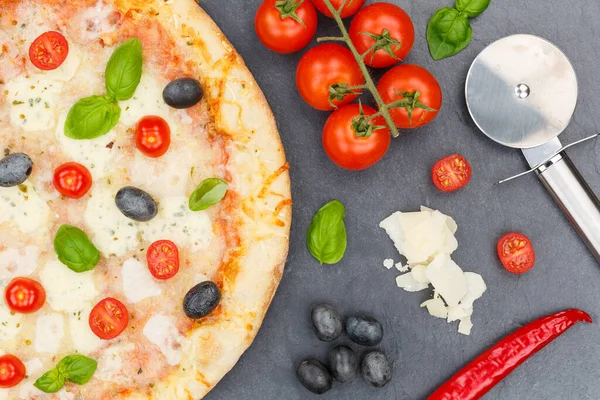 Pizza Margarita Margherita Shora Pečení Ingredience Zblízka Břidlici — Stock fotografie