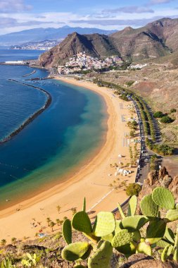 Tenerife plajı Teresitas Kanarya adaları deniz suyu seyahat portresi Atlantik Okyanusu doğası formatı