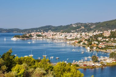 Yunanistan liman kenti Akdeniz seyehatine bakan Skiathos adası